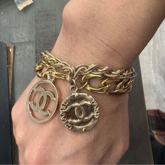 Authentic Chanel CC Logo Pendant w/ an unbranded Gold tone link chain bracelet - Picture 14 of 14